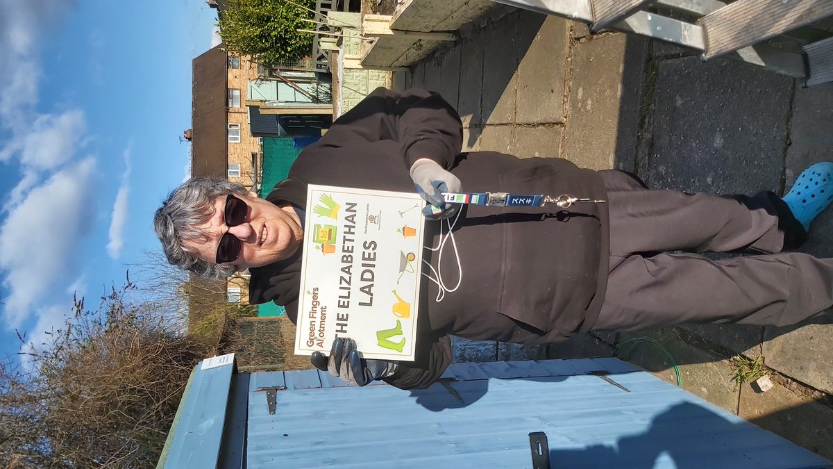 local_plot's tweet image. Lovely to see Rosemary from Elizabethan Ladies back to Greenfingers today. Great work Marianne helping me tidy back the overgrown hedges.
@smalmarg2012 @pathelen10