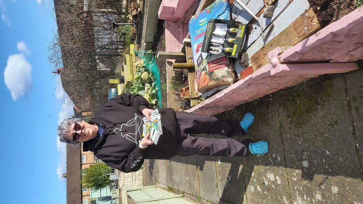 local_plot's tweet image. Lovely to see Rosemary from Elizabethan Ladies back to Greenfingers today. Great work Marianne helping me tidy back the overgrown hedges.
@smalmarg2012 @pathelen10