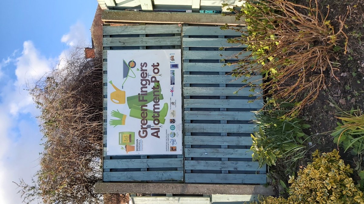 local_plot's tweet image. Lovely to see Rosemary from Elizabethan Ladies back to Greenfingers today. Great work Marianne helping me tidy back the overgrown hedges.
@smalmarg2012 @pathelen10