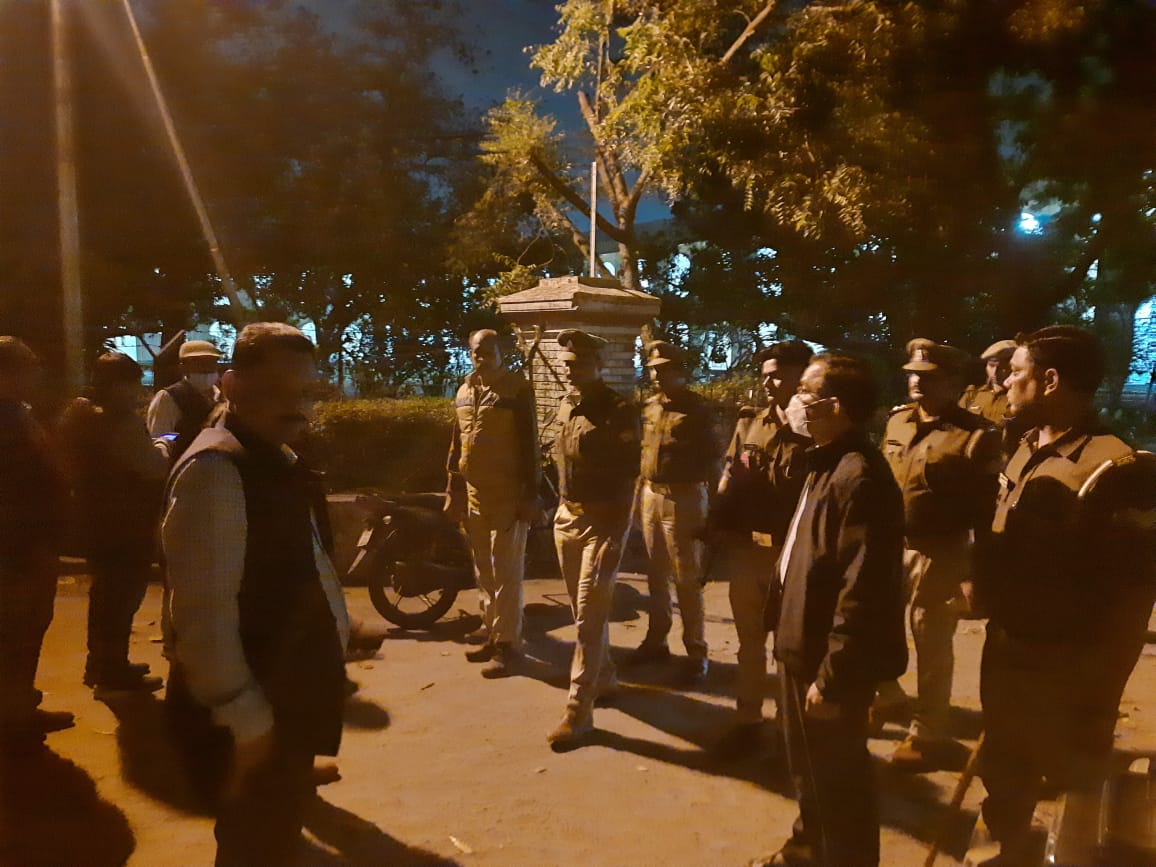 JavedMustafa_'s tweet photo. #लखनऊ_विश्वविद्यालय के सुभाष, एलबीएस, महमूदाबाद व अन्य हॉस्टल में पुलिस और प्रोक्टोरियल बोर्ड ने का छापा, अवैध रूप से रहने वालों की धरपकड़
#Lucknow #hostle https://t.co/kSq0VGu6sr