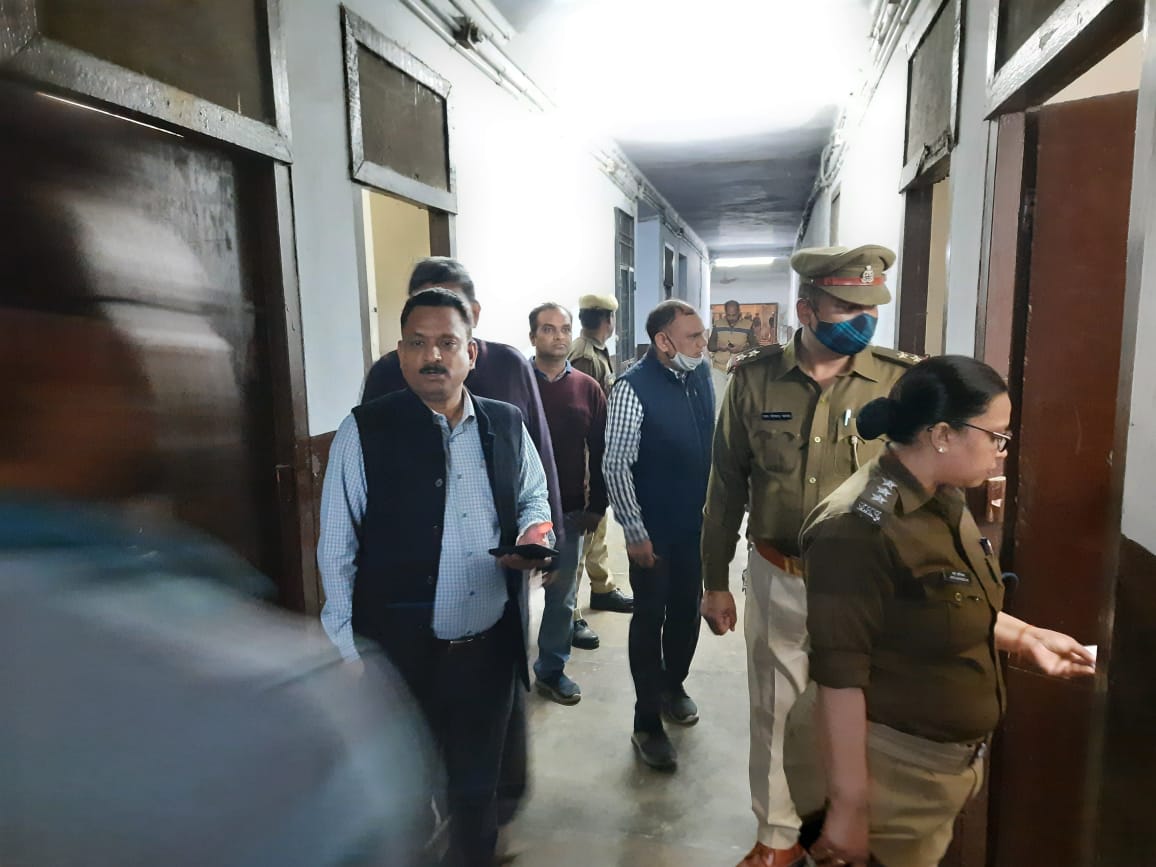 JavedMustafa_'s tweet photo. #लखनऊ_विश्वविद्यालय के सुभाष, एलबीएस, महमूदाबाद व अन्य हॉस्टल में पुलिस और प्रोक्टोरियल बोर्ड ने का छापा, अवैध रूप से रहने वालों की धरपकड़
#Lucknow #hostle https://t.co/kSq0VGu6sr