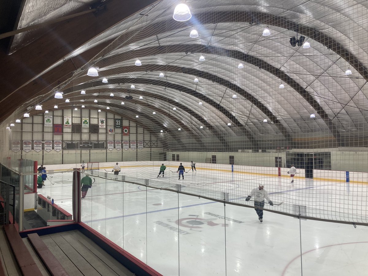 RearAdBsBlog's tweet photo. Popped by the old barn. Just waiting for Dougie. 🍊 @BenAffleck https://t.co/8kdPi8o7Rh
