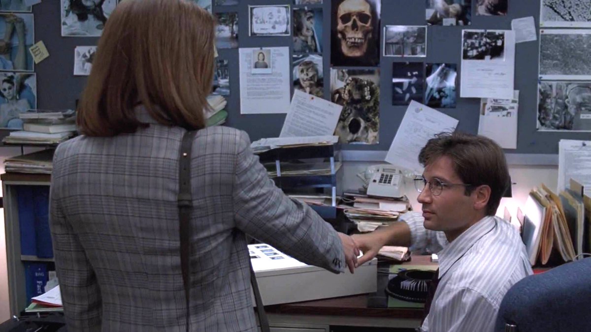CdnRoswell's tweet photo. Happy 30th Anniversary to these two. The two that created Shippers.
March 6,1992:
Mulder: “Sorry, nobody down here but the FBI's most unwanted.”
Scully: “Agent Mulder. I'm Dana Scully. I've been assigned to work with you.”
#thexfiles #MulderItsMe
#ScullyItsMe @XFilesNews https://t.co/8TzJm2r4FY