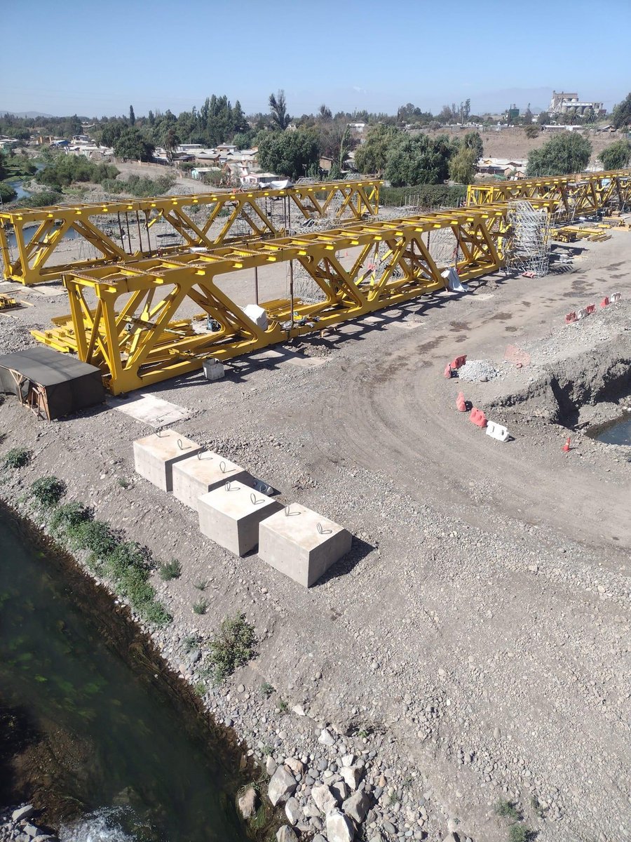 LO LOGRAMOS‼️
SIgue avanzando nuestro METROTREN 💪 
Foto de nuevas estructuras para el nuevo puente sobre el Mapocho.