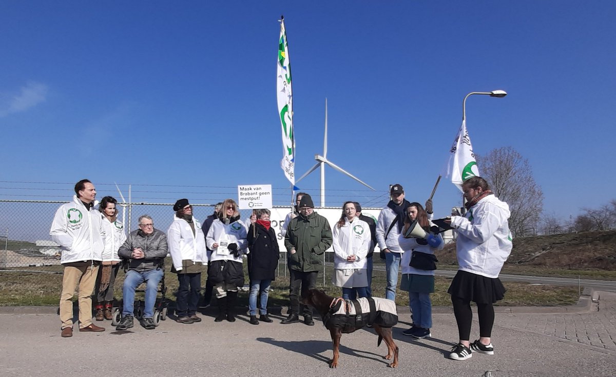 Mestfabriek? Echt niet! Vandaag met een flinke groep van de <a href="/PvdDTilburg/">Partij voor de Dieren Tilburg</a> en <a href="/PvdDvanderWel/">Ⓥ Marco van der Wel</a> geluisterd naar het vlammend betoog van Anne-Miep Vlasveld <a href="/pvdd_annemiep/">Anne-Miep Vlasveld</a> waarom een mestfabriek in Tilburg Noord een slecht idee is. 
Ook daarom: verbeter de wereld, begin in #Tilburg !