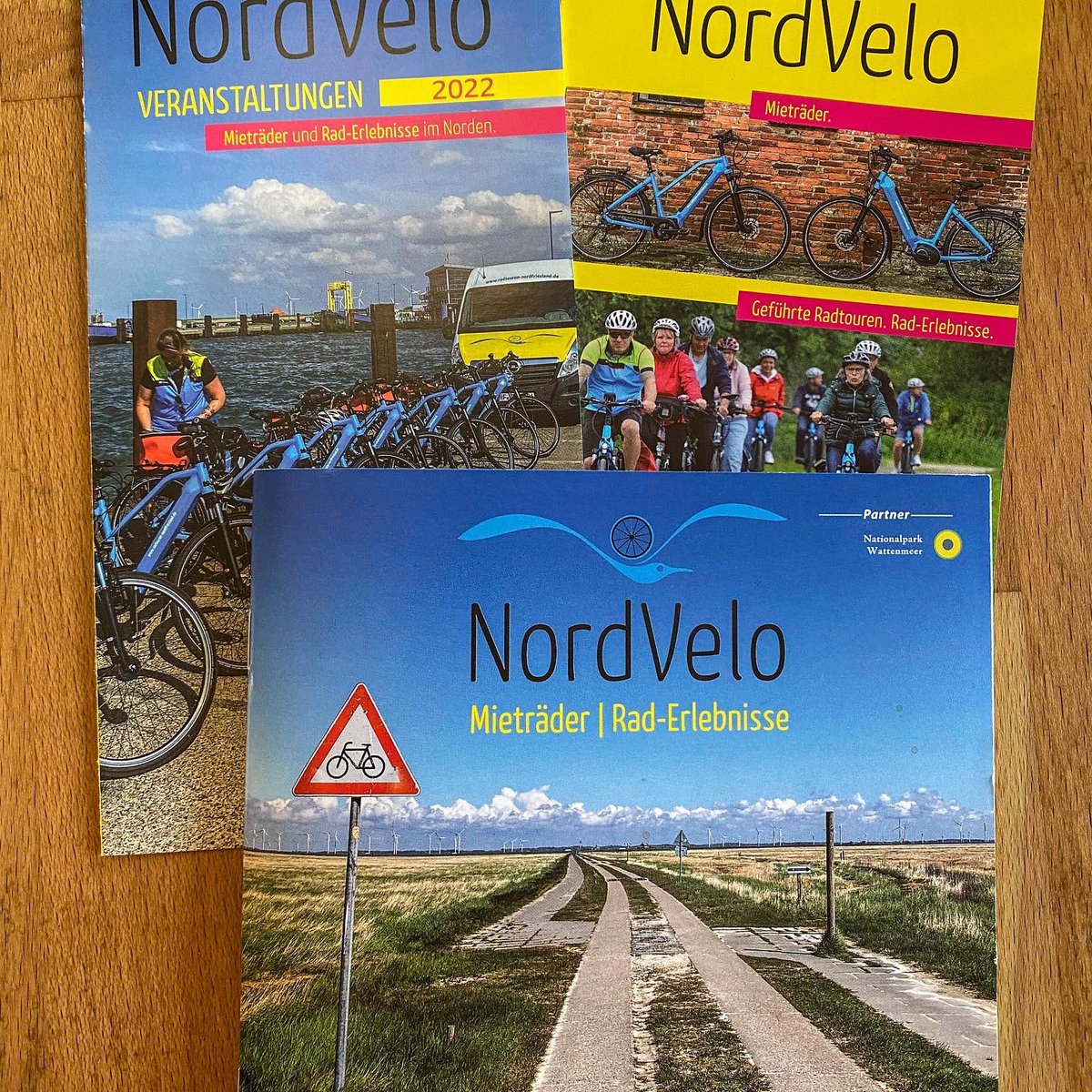 RadtourenN's tweet photo. Unsere neuen Broschüren sind verfügbar. Es gibt sogar einen Veranstaltungskalender. Alle Termine auf einem Blick #radfahren #nordseeküste #radreise #radtourismus https://t.co/ymvg9VUHjl