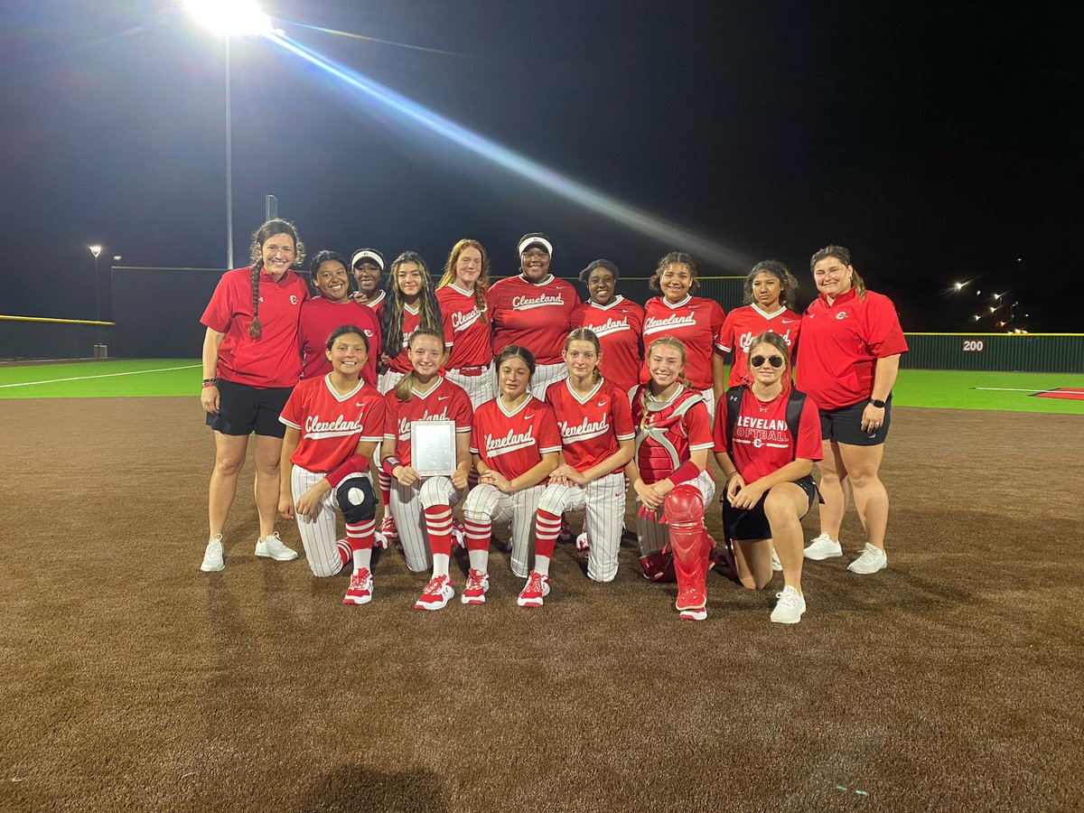alyssahollie's tweet photo. Second place hurt last night but as I look at this photo filled with forced smiles and puffy eyes I’m proud to see a group of girls that care. I’m thankful that they weren’t satisfied with 2nd because they knew they could’ve had 1st. Second place feels a lot better this morning. https://t.co/8CVaY3ArIm
