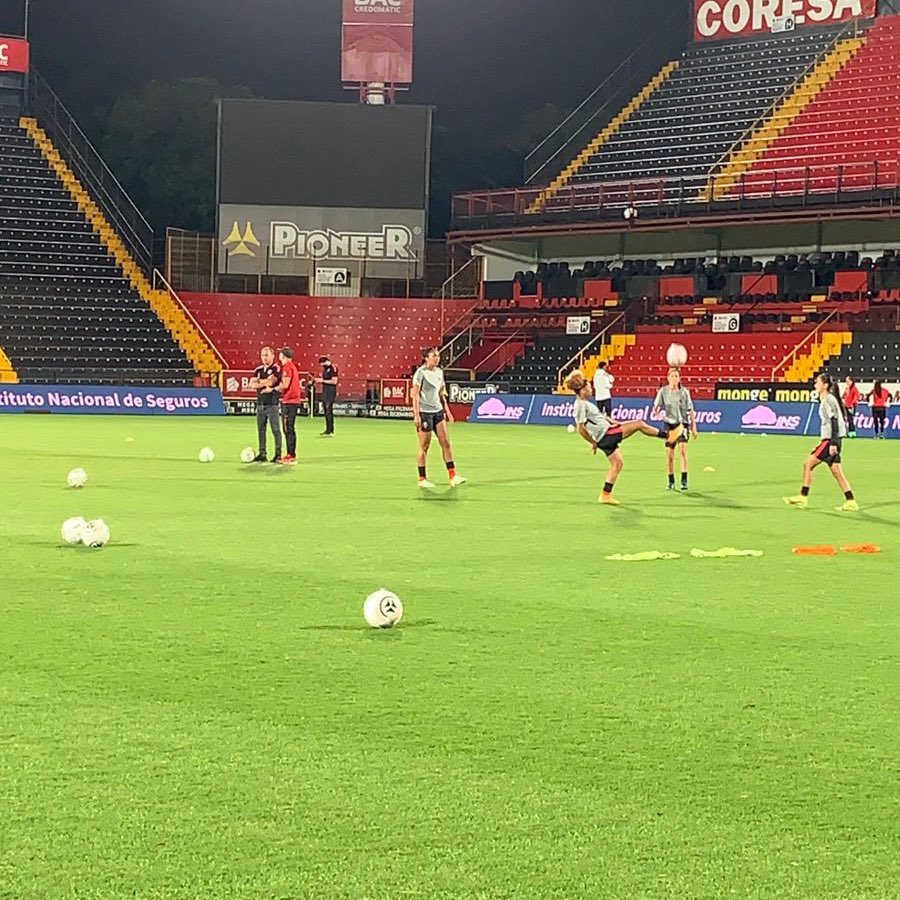Momentos previos del clásico de ayer entre Leonas 🆚 Saprissa ❤️🖤⚽️💜🤍

#futbol #CostaRica
