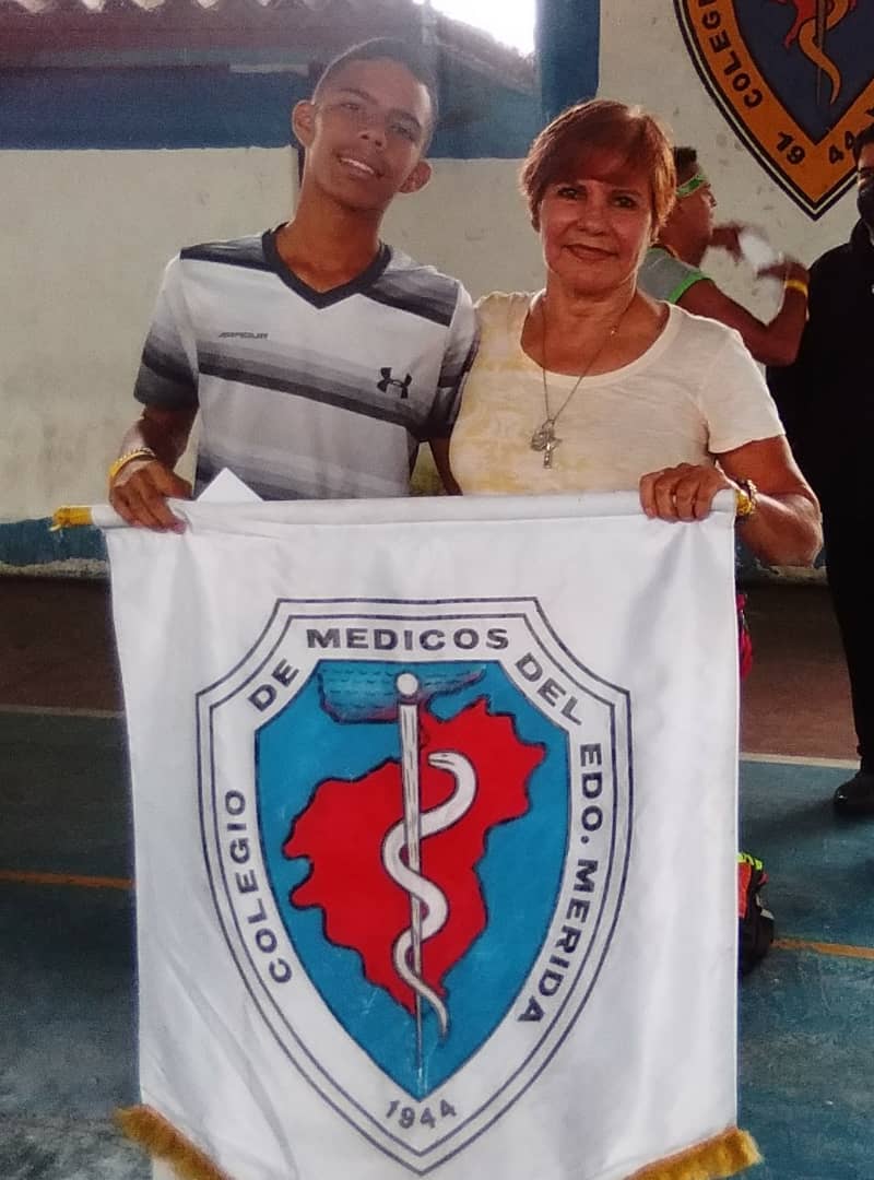 medicos_merida's tweet photo. La caminata “Entre Amigos” del #colegiodemedicos del estado #mérida, en honor a la Dra. Elsy Velásquez, e hizo posible el reconocimiento a su ejemplar desempeño como deportista.
Aquí la vemos con el ganador del primer lugar, del público en general, Yonier Ramírez Seijas. https://t.co/iOI9oZs4jm