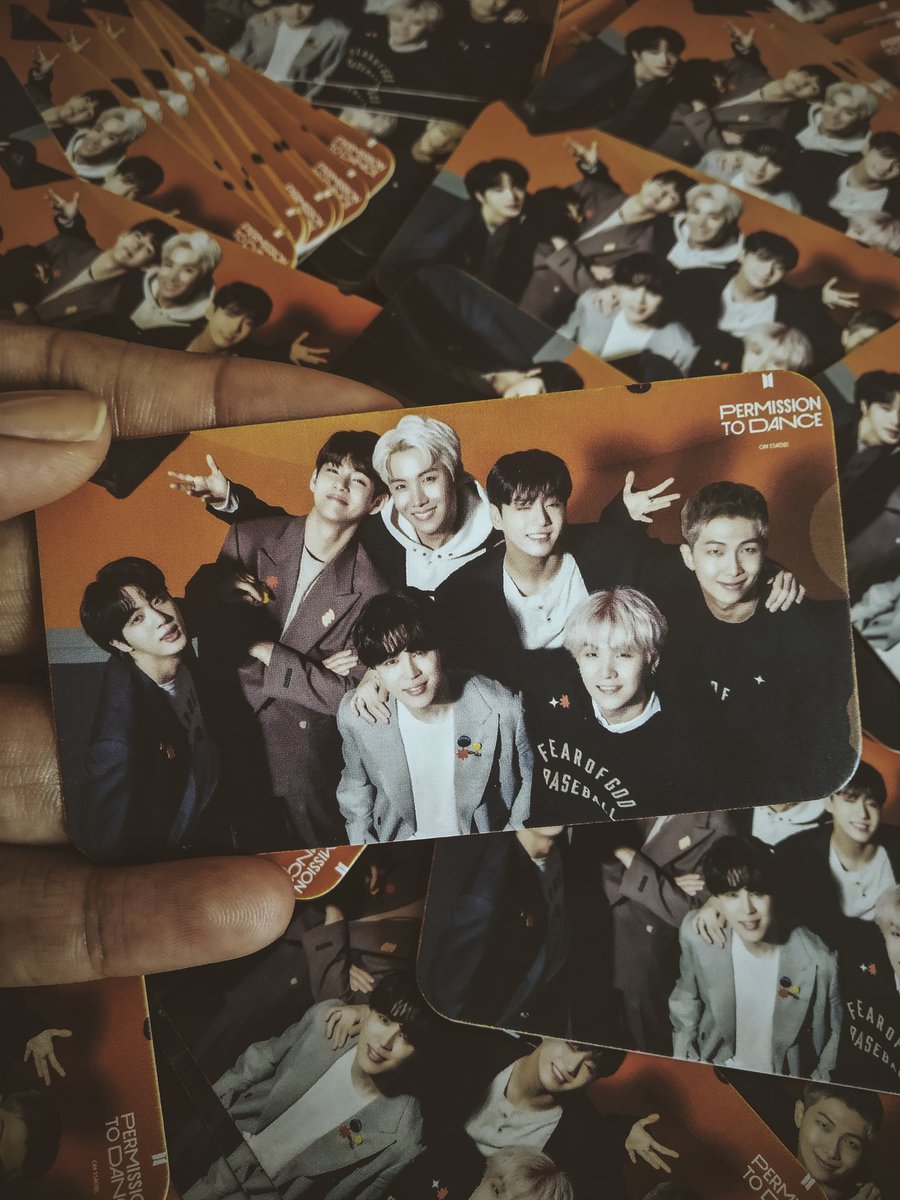 yeonchoices's tweet photo. Armys de Niterói!! 👀👀

Os mimos estão prontos e aguardando por vocês!!! 
Estarei na porta da sala 3 na sessão das 15h, lá será minha prioridade mas irei distribuir um pouco também para outras salas!! Fiquem atentos ☺️

#PermissionToDanceOnStage 
@BTS_twt #PTD_ON_STAGE_Online https://t.co/VGCONpD1EE