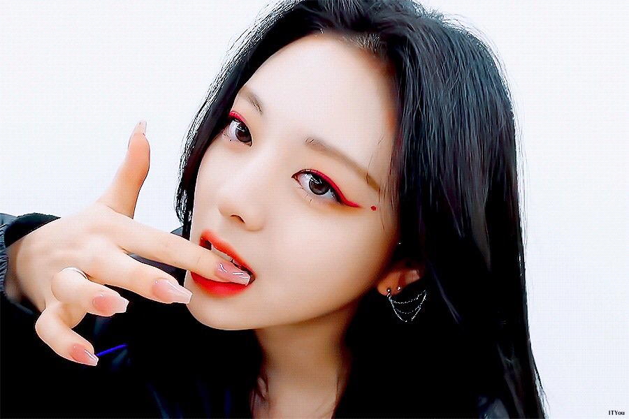 itzyunaaa_'s tweet photo. 🩸

#ITZY #있지 #Yuna #유나 #짱구 https://t.co/yXEts5Rqvv