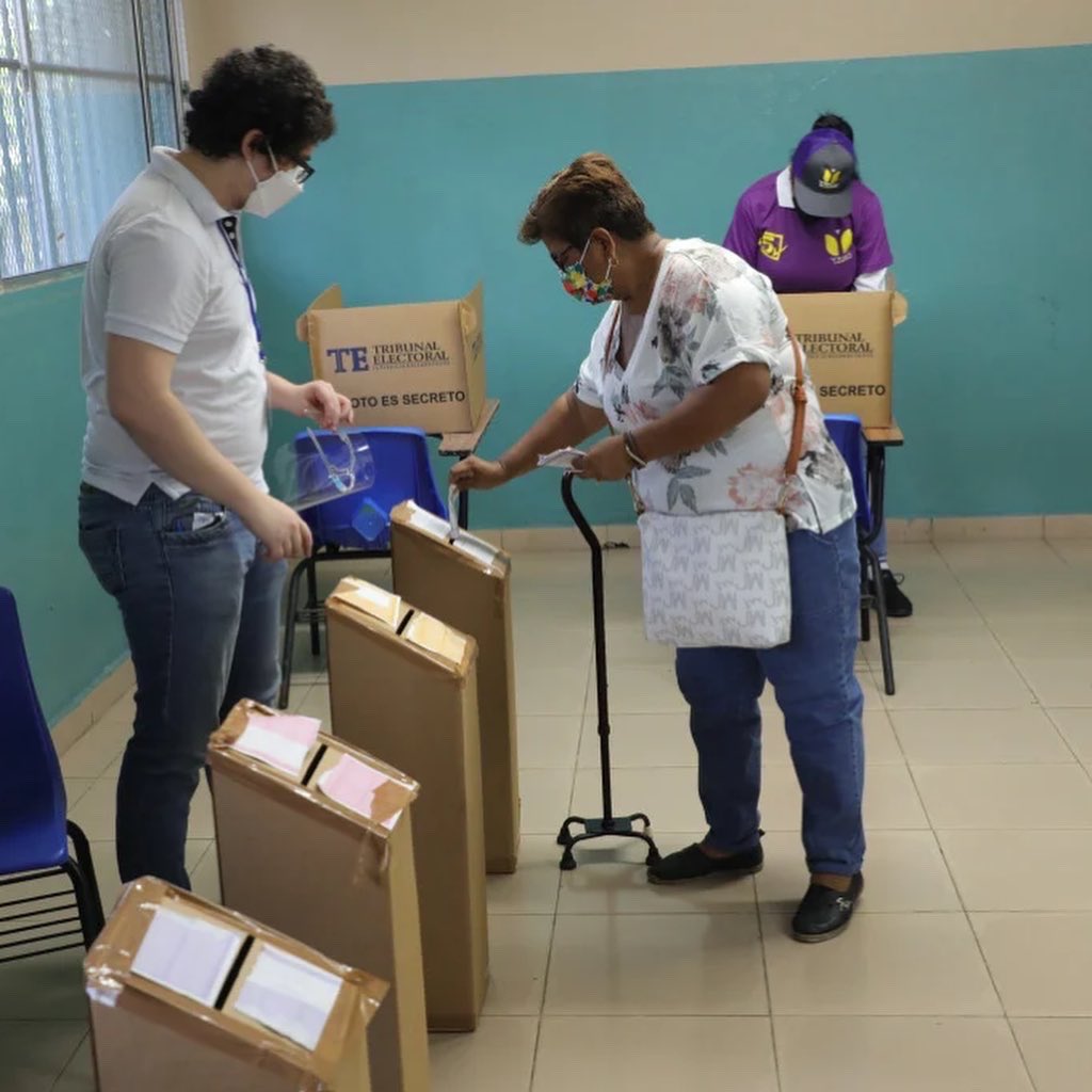 DecisionesPma's tweet photo. #Elecciones | @panamenistas acuden a las urnas.
Un total de 3,283 convencionales (1,482 mujeres y 1,801 hombres) escogerán hoy domingo 6 de marzo de 2022 a las autoridades internas del Partido Panameñista, en una elección organizada y financiada por el @tepanama. https://t.co/B8njEHQdDm