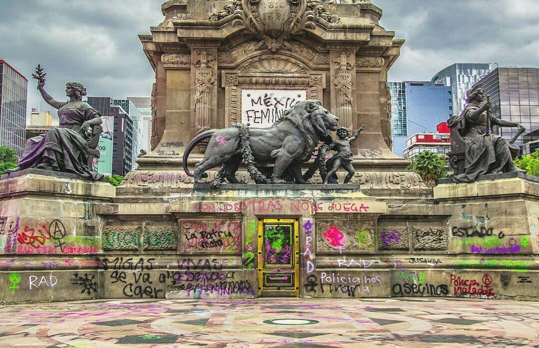 Paulina_Katty's tweet photo. "eSaS nO sOn FoRmAs"

¿No, Juan?, entonces, ¿esas SÍ son formas de afrontar las emociones ante un JUEGO DEPORTIVO?

ELLOS son los verdaderos delincuentes, los asesinos, no las y los que marchamos el 8 de Marzo

Y ELLOS NO deben quedar impunes

#17Muertos #MexicoSinMundial https://t.co/8HC94y1kNZ