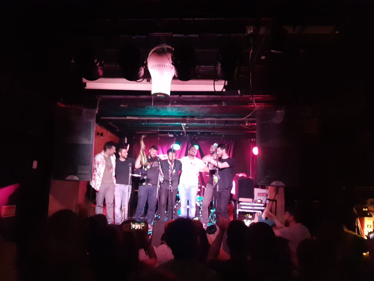 💥LOCURA TOTAL💥

Pusisteis patas arriba el @gruta_77  🤯
Hacía mucho que no teníamos una noche como esta con vosotrxs 🖤
Dar eternas gracias también a  @huracan_romantica, no os podéis imaginar la ilusión que teníamos de tocar con ellos 🔥

Seguimos Peña, novedades muy pronto!