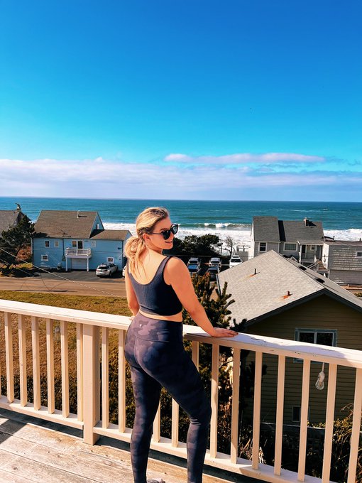 Like if u like da beach and 🍑 https://t.co/Eq7M7YwASz
