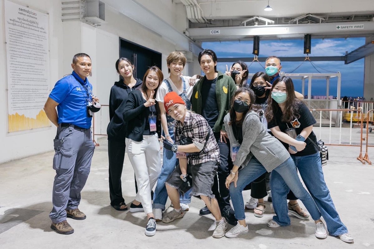 ns_kay's tweet image. พี่ตึ๋ง T.Team ลงรูปกับน้องพีพีและบิวกิ้นที่งานไซน์ด้วยยย น่ารักกกก facebook.com/15703506111924… #ppkritt #BKPP #bbillkin #แปลรักfansign @ppkritt