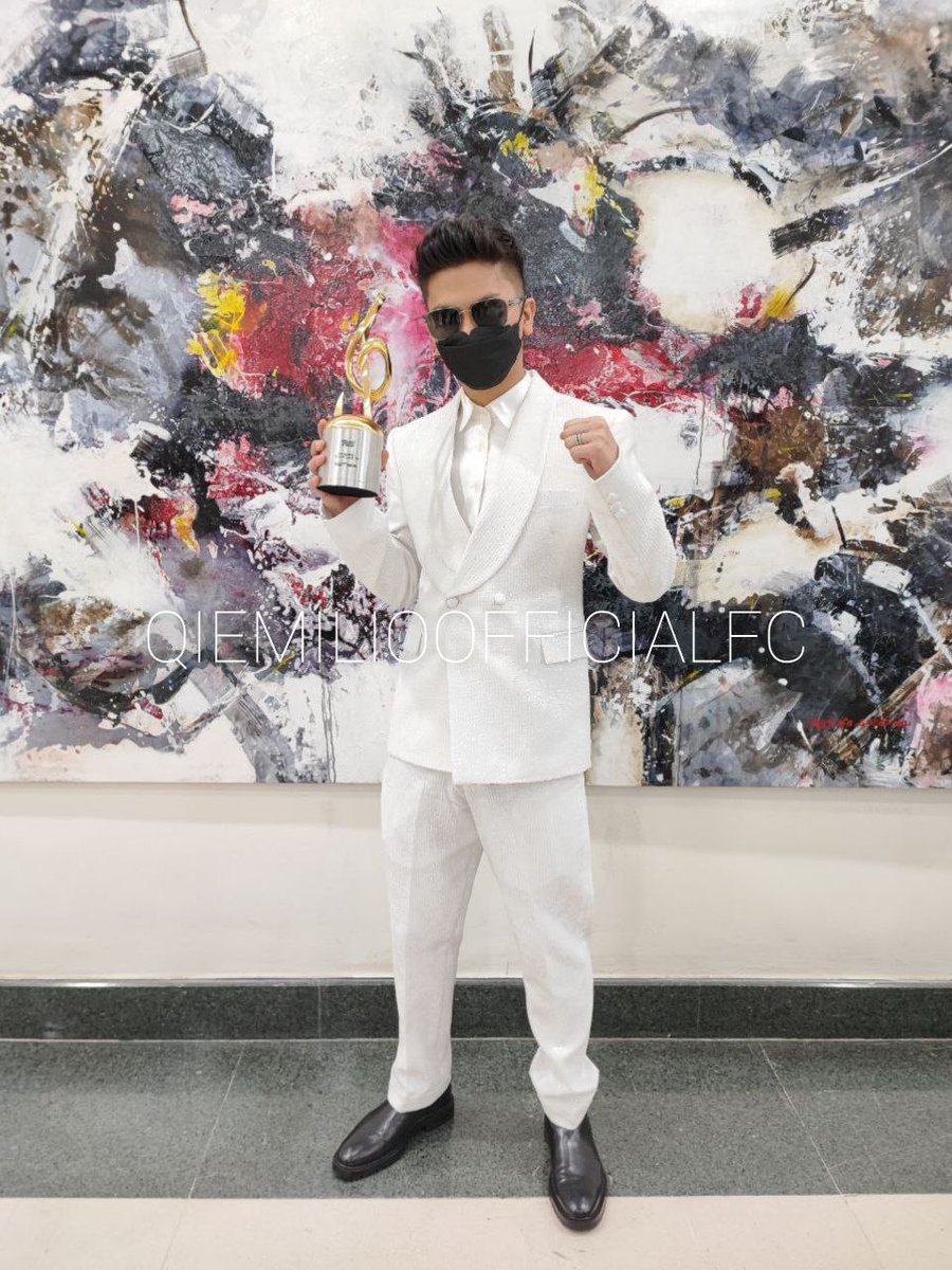 QIEMILIO's tweet photo. Alhamdulillah, alhamdulillah, alhamdulillah syukur atas rezeki malam ini. Tak pernah jangka kemenangan sebesar ini. Congrats bigboss @Haqiemrusli dan seluruh team #MIMPI yang merancang perjalanan persembahan malam ini sehingga akhir. Thank u so much ❤️

#haqiemrusli #AJL36 #MIMPI https://t.co/3aS6XIB2mg