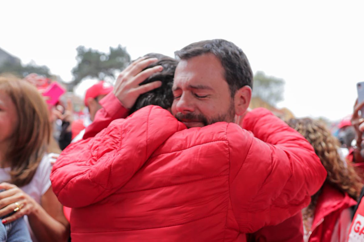 juanmanuelgalan's tweet photo. Le prometí a mi padre, pero antes que nada a mí mismo, que dedicaría mi vida a luchar por las banderas por las que mi padre dio la vida.

Convocamos a los militantes  de todos los partidos porque debemos derrotar a las mafias. Nuestro país está por encima de los partidos. https://t.co/S3HP8XvGEg