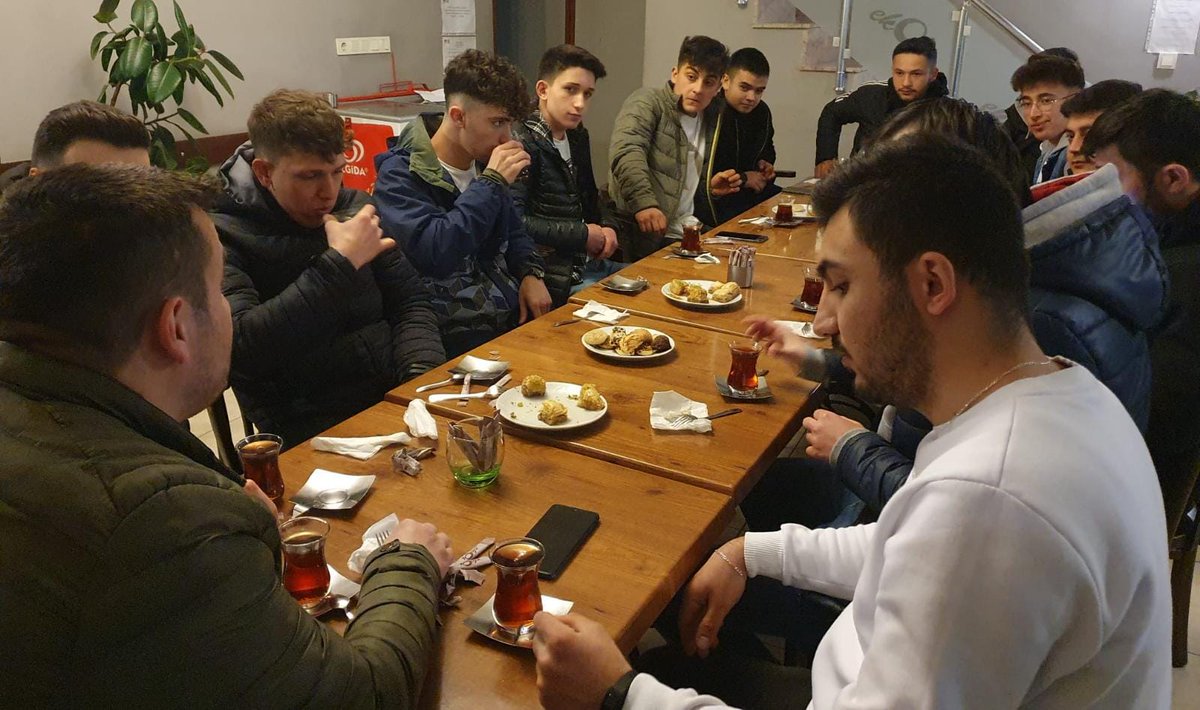 akgencdevrek's tweet photo. Mahalle Bizim Gençlik Bizim programımızı Gençlik Kolları İlçe Başkanımız Serdar Davulcu Başkanlığında İlçe Merkezimizde icra ettik. Genç kardeşlerimiz ile hasbihalde bulunduk.
#AkGençDevrek
#MahalleBizimGençlikBizim
@eyupkadirinan 
@avyusufibis 
@Benhurozubek 
@serdardvlc https://t.co/w7YmiGs8Kd