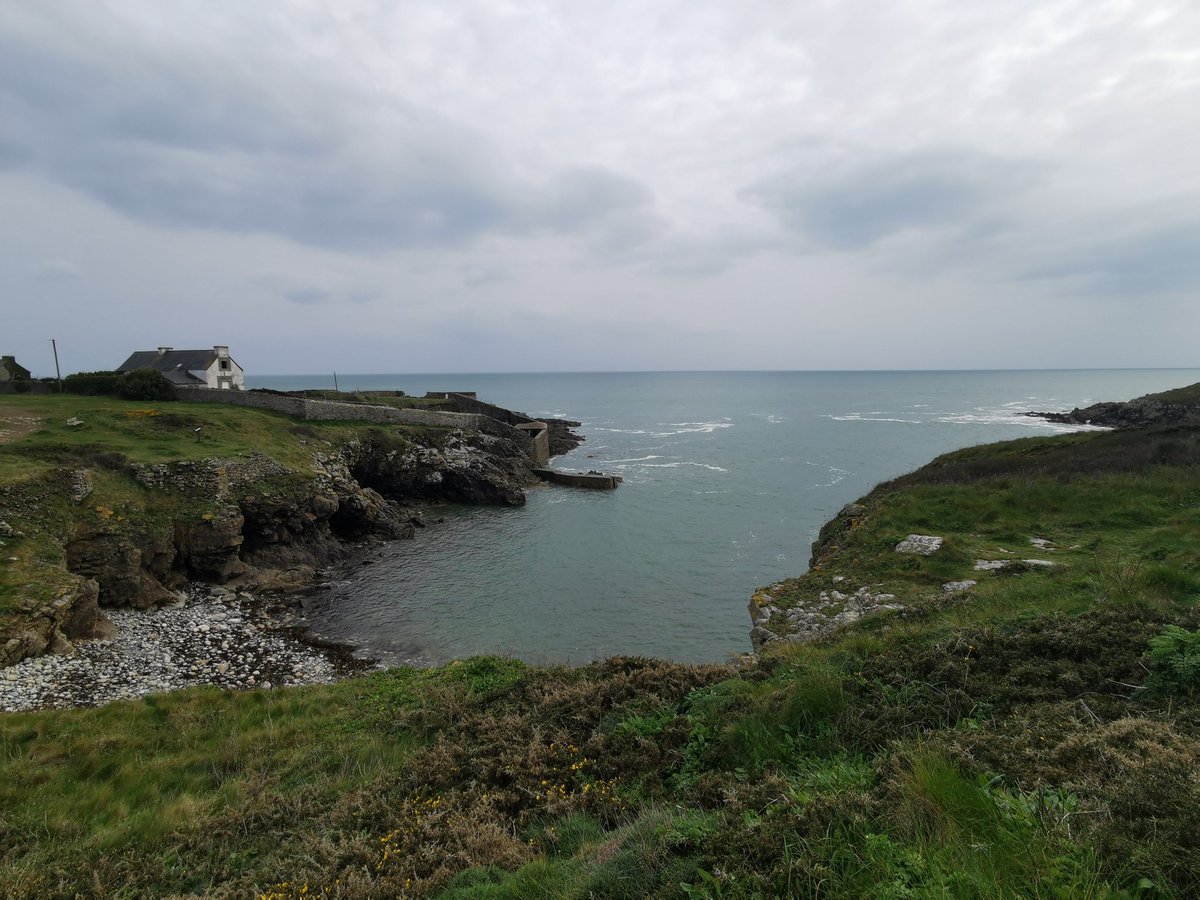 Porzh-tarzh e fin an abardaez... Ar mor d'al lae, avel viz ha yen... Setu sioul ar mor e goudor an aod.