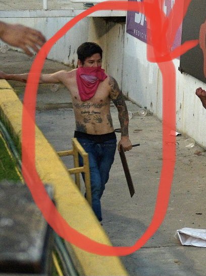 PEJEzombieMx's tweet photo. #LutoNacional denle zoom, es el animal que trae la pieza de fierro con varilla #ASESINOS https://t.co/6wR70URQJX