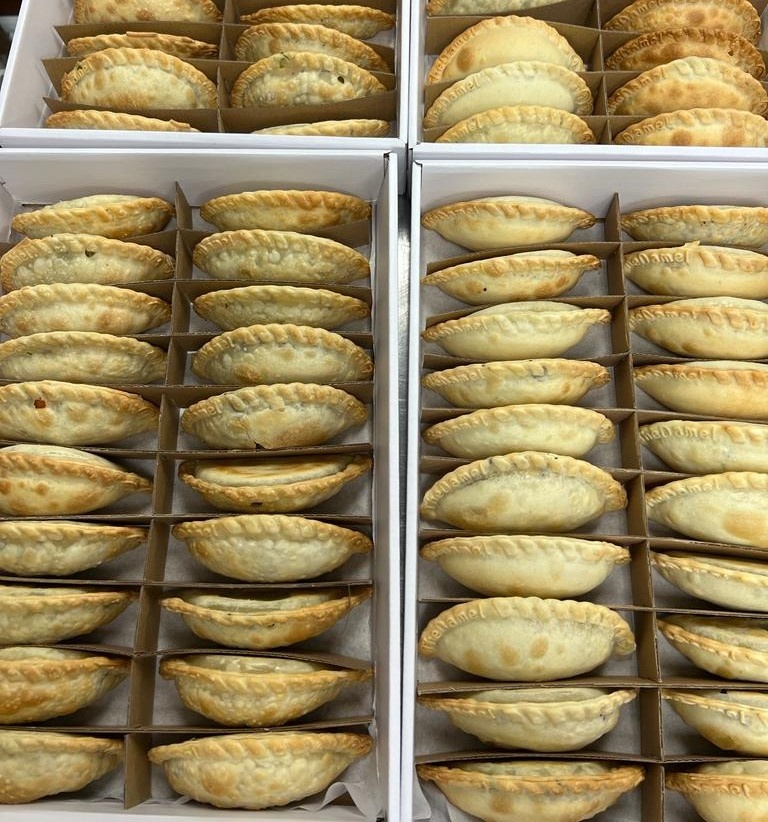 Empanadas by the dozens. Feed the whole crew, family or office!
#orderonline #empanadas #empanadasdelivered #brazilianfood #wecater #oakland #downtownoakland #empanadasargentinas #carne #pollopicante