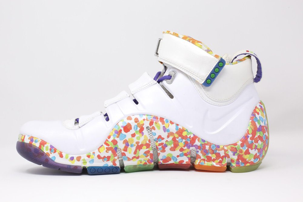 The_DailyGizmo's tweet photo. 👟[RUMOR] Nike LeBron 4 “Fruity Pebbles” (PE) will release holiday 2022 for $250, Credit Sneaker Files 

Sponsored by @SweetStreetwear 

#nike #lebron4 #lebronjames #fruitypebbles #streetwear #sneakers #sneakershead https://t.co/0yqUaA2zYA