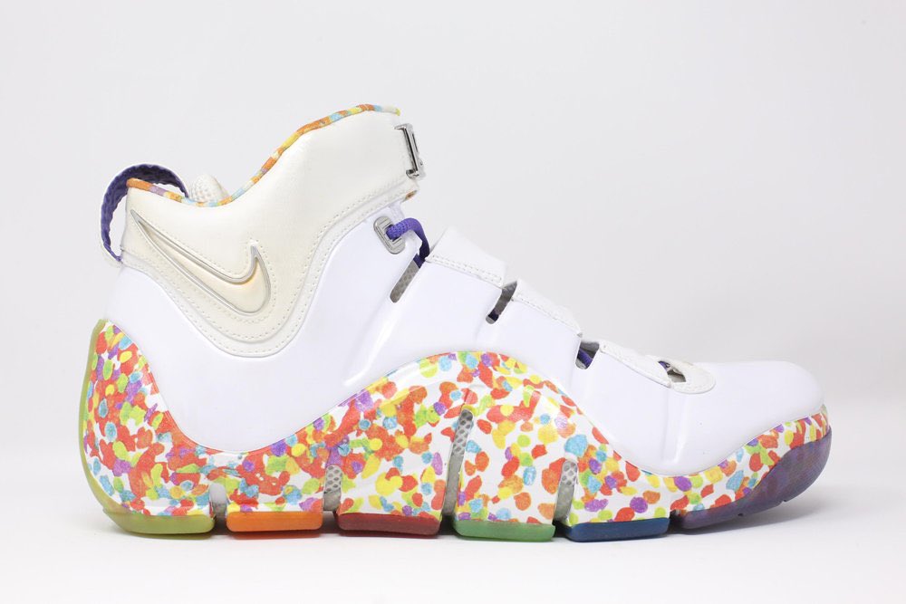 The_DailyGizmo's tweet photo. 👟[RUMOR] Nike LeBron 4 “Fruity Pebbles” (PE) will release holiday 2022 for $250, Credit Sneaker Files 

Sponsored by @SweetStreetwear 

#nike #lebron4 #lebronjames #fruitypebbles #streetwear #sneakers #sneakershead https://t.co/0yqUaA2zYA