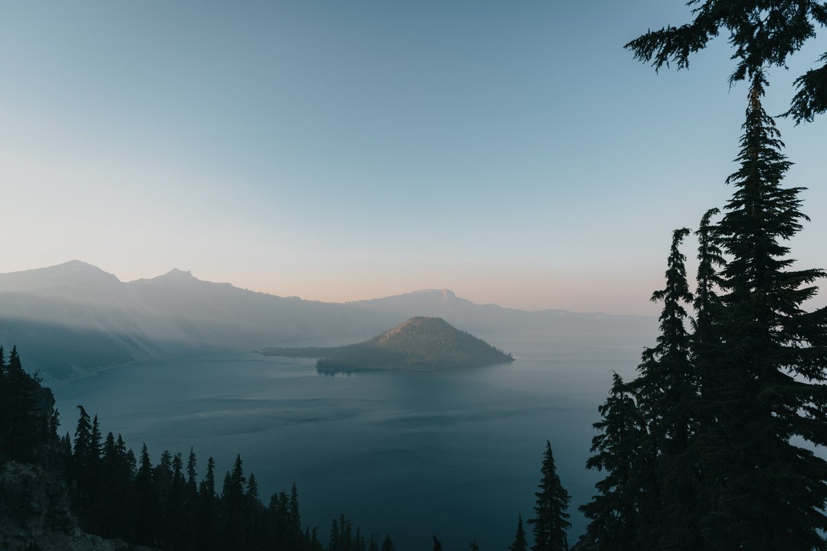 thejosephchoi's tweet photo. An evening hike around Crater Lake. https://t.co/3MOyGFRCWY