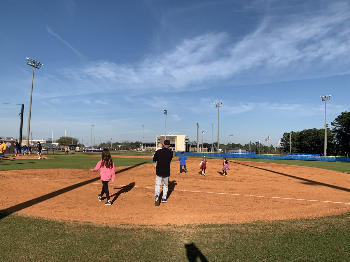AllisonHathcox's tweet photo. We had the best time cheering on the Wildcats this weekend as they won the @NaturChemInv @JBerrian14 https://t.co/tRpkKtEkdc