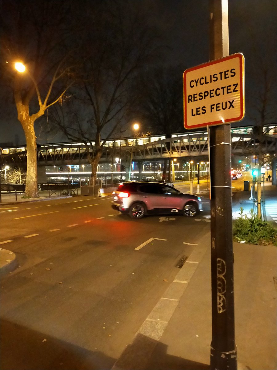 grandparisvelo's tweet photo. Paris 13e, arrondissement du street-art. Mais tant qu'à inventer des panneaux, une vraie #capitaleduvélo en mettrait plutôt un à côté de la voie générale :
AUTOMOBILISTES
EN TOURNANT
RESPECTEZ LA
PRIORITÉ DES VÉLOS
@David_Belliard @AntoineGuillou @MDB13eme @ParisEnSelle https://t.co/V4YWtdreBM