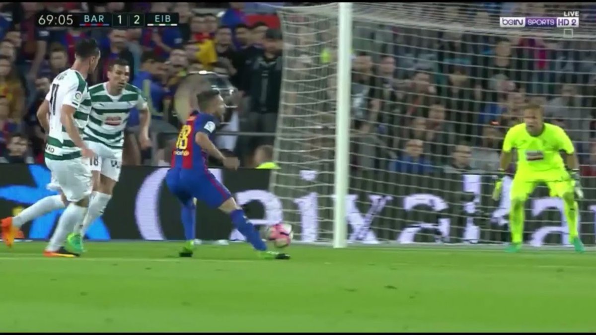 cabaislois's tweet photo. 21 de mayo de 2017, última jornada de Liga. El Madrid es líder pero el Barsa puede ser campeón si gana al Eibar y el Madrid pierde en Málaga. Minuto 68, el Eibar gana 1-2 y Jordi Alba simula el penalti más grotesco de la historia: sin ningún rival a un metro se tira en el área https://t.co/221xuJI2sh
