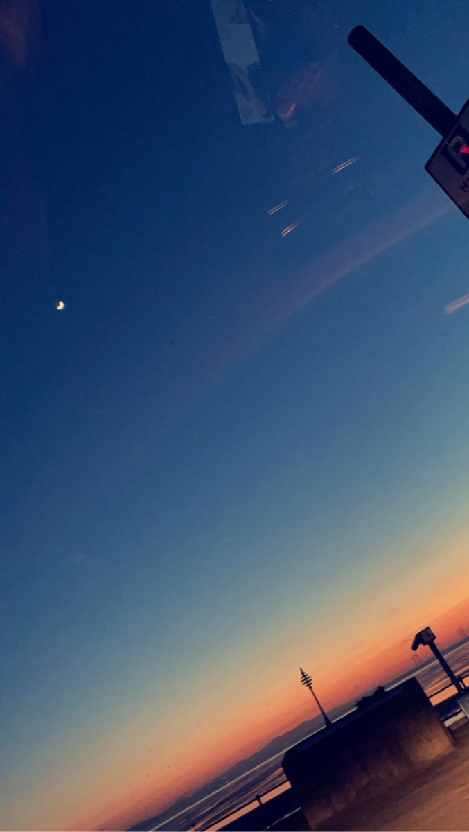 Emily91727552's tweet photo. Saw the sunset and the moon at my local beach today. 🥰 https://t.co/UT9rxE7CjW