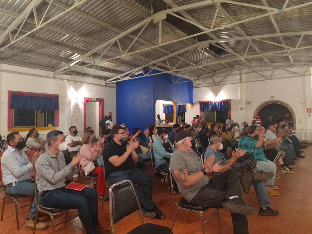 Neto_Prieto's tweet photo. Tuvimos reunión de trabajo en #Salamanca.

Nos preparamos para lo que viene 😉, para que siga la transformación y la defensa de nuestra #SoberaníaEléctrica.

#morena #LaEsperanzaDeGuanajuato #4T

#QueSi #QueSí #QueSiga #YaSabesQuien https://t.co/URNb0yOx4F