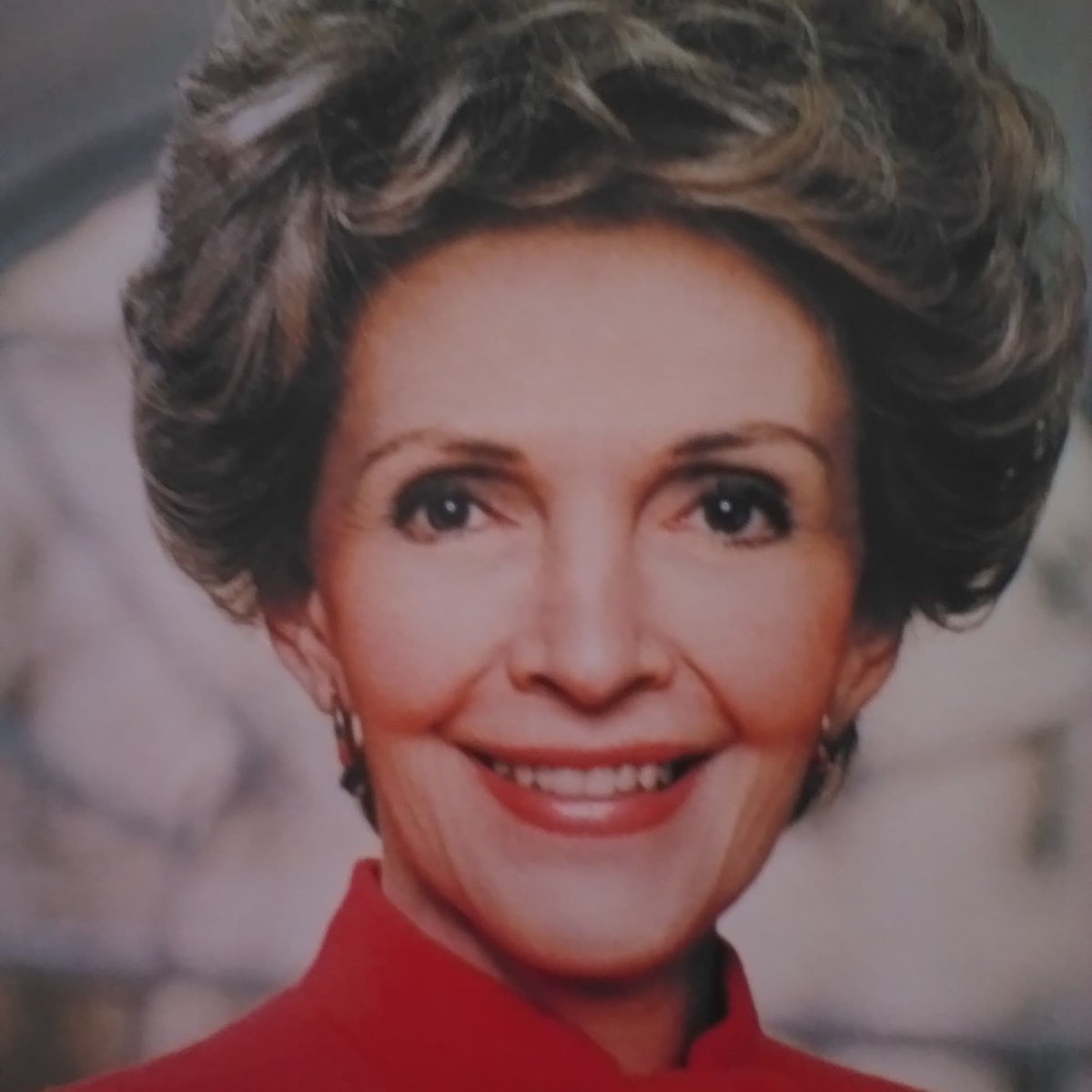 GIPPER1992's tweet photo. On March 6, 2016 Nancy Reagan passed away at age 94. She served as the first lady of California (1967-1975) and U.S. first lady (1981-1989).
🇺🇸 🌹 🇺🇸 🌹 🇺🇸 🌹 🇺🇸 🌹 https://t.co/YusZwBB4U8