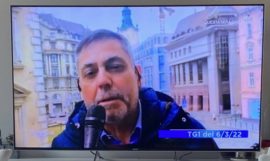 Alberto__Luna's tweet photo. Molta ammirazione per @andreavianel e per tutti i giornalisti sul campo come lui a raccontare la guerra. #IStandWithUkraine #StopWarInUkraine https://t.co/1dT4PSQ7vR