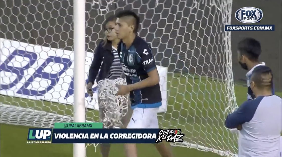 Itzelespi_'s tweet photo. Aquí se ve claramente a una MUJER pasándole una navaja a uno de los atacantes de Querétaro, mientras se pierde entre la gente, ojalá se encuentre rápido a está cómplice. #LutoNacional #Queretaro #MexicoSinMundial #futbol https://t.co/jnVpDIQr6k