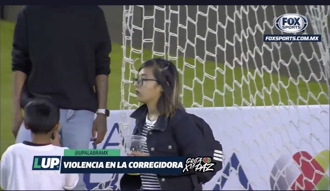 Itzelespi_'s tweet photo. Aquí se ve claramente a una MUJER pasándole una navaja a uno de los atacantes de Querétaro, mientras se pierde entre la gente, ojalá se encuentre rápido a está cómplice. #LutoNacional #Queretaro #MexicoSinMundial #futbol https://t.co/jnVpDIQr6k