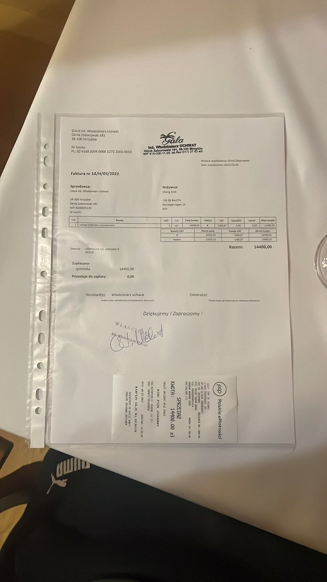 ChangFrick's tweet photo. Eftersom så många swishat vill jag åtminstone redovisa vad jag använder pengarna till. Har precis betalt hotellet ca 33 500 kronor för boende åt ett 20-tal personer. Har mängder med kvitton på småinköp som kläder, bensin, mat, kläder osv. -> https://t.co/zymr0wFBnv