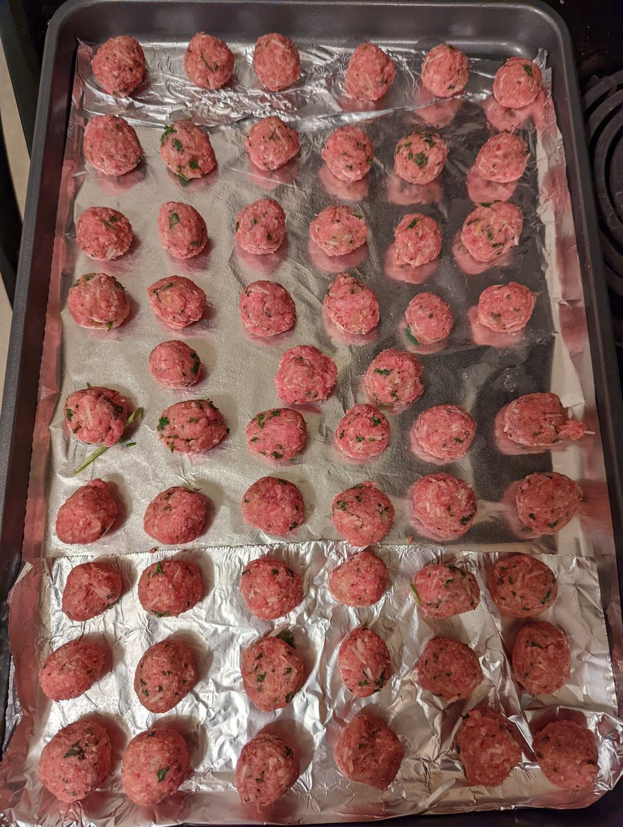 5StarWhiteTrash's tweet photo. Making extra cheesy baked ziti with meatballs... from scratch. π #yeahicancook https://t.co/AcLQtH3X4l