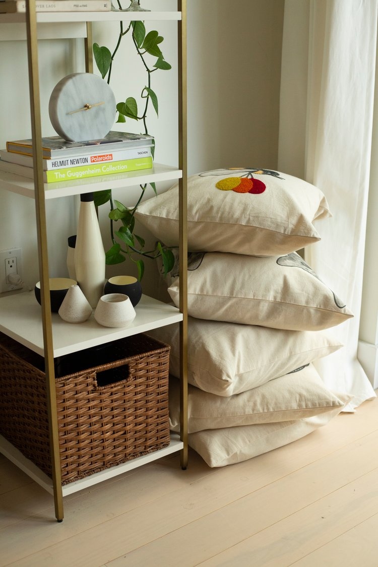 tarishiguptaa's tweet photo. stacks on stacks on stacks 

directed and shot for @saatvik.us 
creative direction @vidhijhalani 

#tarishiguptaphoto #campaign #commissions #styling #homegoods #cushipns #cozybed #interiordecor #warm #sunnydays #newyorkphoto #photoshootnyc https://t.co/ntNBd7J2Vy