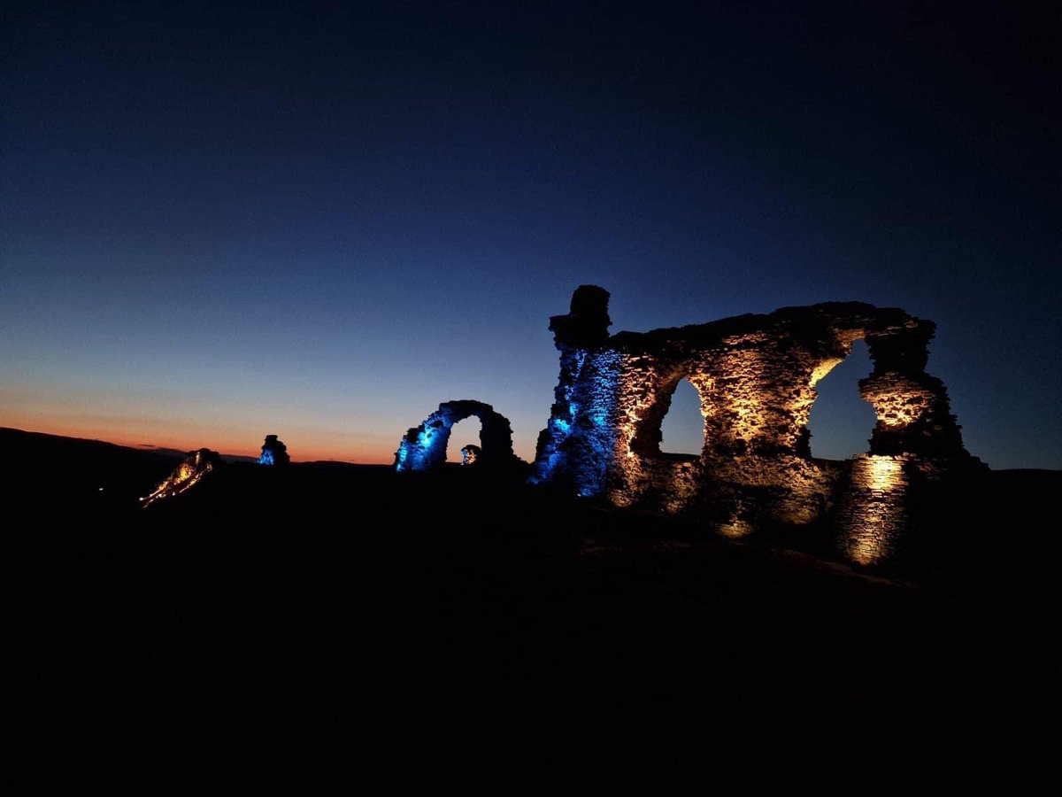 ASG_Entertain's tweet photo. Tonight we have joined forces with @Clwyd_Dee_AONB to illuminate Castell Dinas Bran in Llangollen to show our support to the Ukraine 🇺🇦 
We are donating 100% of our fee to a charity that will directly help those effected by the devastation over in Ukraine 💙 #WeStandWithUkraine https://t.co/SAWQOyU6eF