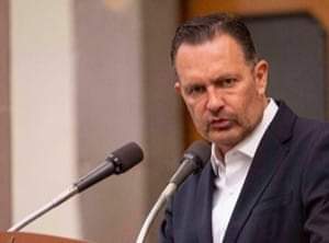 El gobernador <a href="/makugo/">Mauricio Kuri</a> informó que el saldo entre <a href="/Club_Queretaro/">Gallos Blancos 🐓</a> y <a href="/AtlasFC/">Atlas FC</a> es 26 personas que requirieron atención hospitalaria, 23 hombres y dos mujeres, de esos 25, tres fueron dados de alta; 22 aún hospitalizados tres graves; nueve delicados, 10 restantes sin gravedad <a href="/FMF/">Federación Mexicana de Futbol</a>