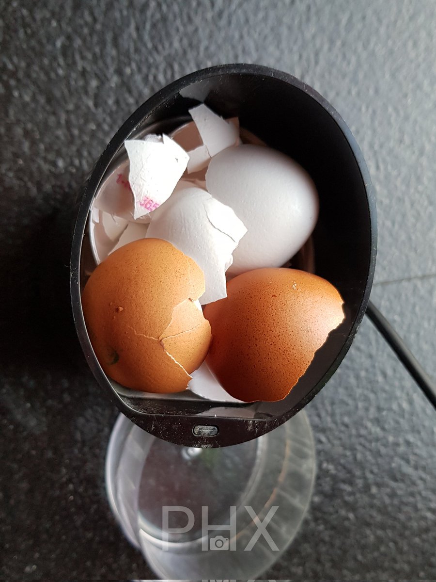 PHX666's tweet photo. Hé #vogelliefhebbers #vogelaars doen jullie mee?

#kalkgebrek bij vogels is een groot probleem. 

Maal #eierschalen van #rauwe (!!!) #eieren tot poeder en strooi het door vogelvoer en borders.
Zo krijgen de vogels het vanzelf binnen. https://t.co/wkXIw0JOea