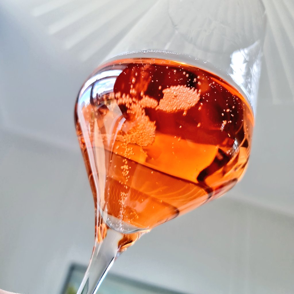 Blue skies and sun, has the spring finally arrived? Today I revised one of my favourite #EnglishSparkling Rosé of last year, <a href="/BalfourWinery/">Balfour Winery</a> Saignée Rosé 2018 and paired with a duo of tasty homemade pizzas. Yum, I just can't get enough of this wine!