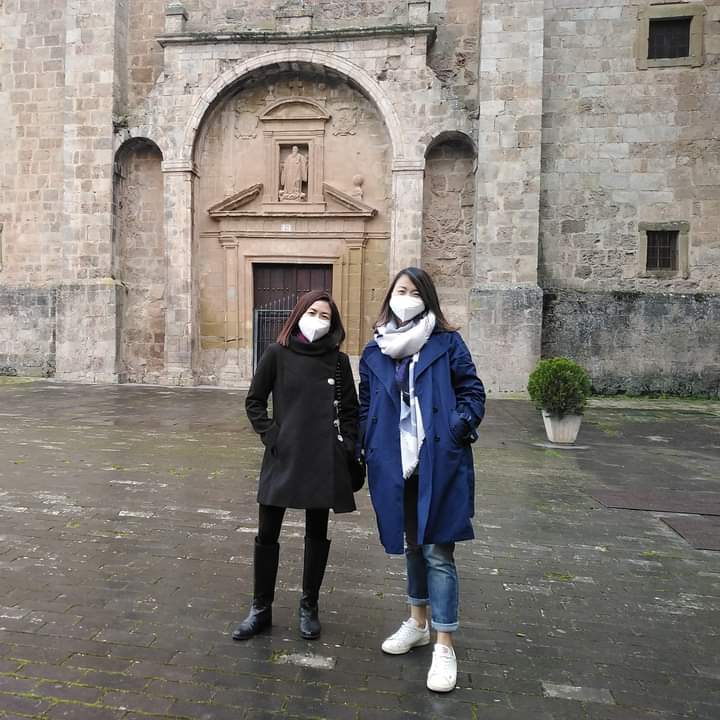 visitYuso's tweet photo. Reactivación del turismo. Desde #Singapur visitando la #cunadelcastellano. #SanMillánDeLaCogolla #MonasterioDeSuso #MonasterioDeYuso https://t.co/0PzRdiwDM0