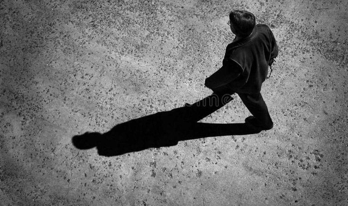 Силуэт идущего человека. Военный на закате. Идущий в тени 2 полностью. Человек на склоне горы. Мужчина со спины.