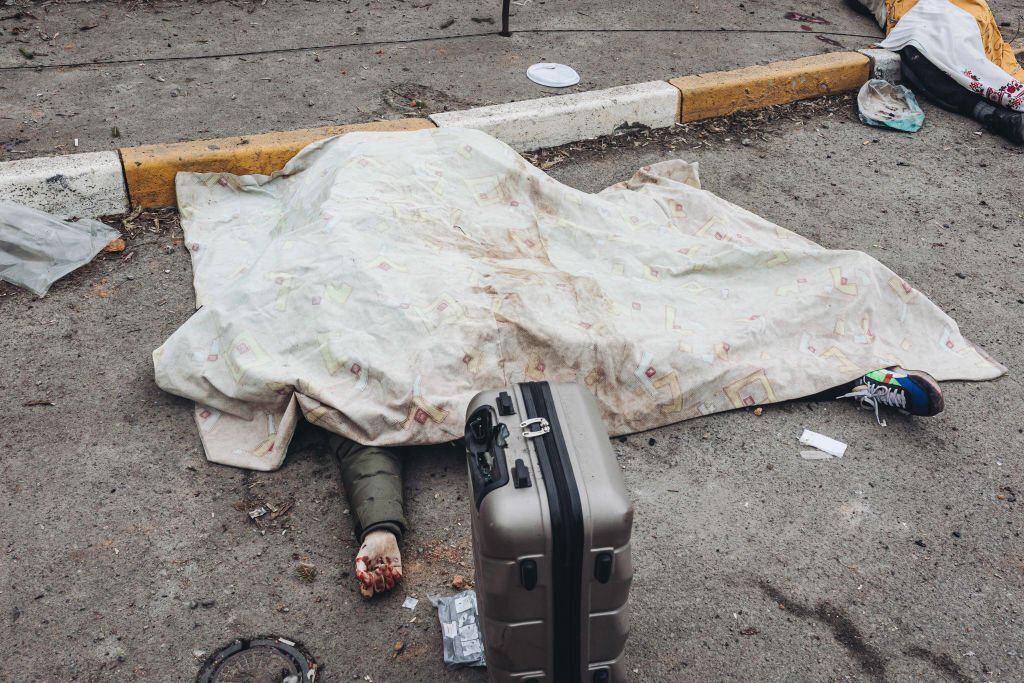 ua_parliament's tweet photo. The russian invaders fired on the family during the evacuation in #Irpin Everyone died: a mother, a father, and two children. The only thing this family did was trying to run away from the war. The russians did not give them any chance. The invaders saw who was being shot. https://t.co/ztWbUOrREF