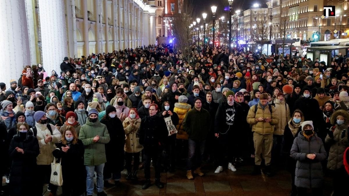 Sono 56 le città russe dove la gente è scesa in strada per protestare contro la guerra in Ucraina. Due ore dopo l'inizio delle manifestazioni in tutto il Paese, erano già state arrestate 2.600 persone. 

Il coraggio profuma sempre di speranza.