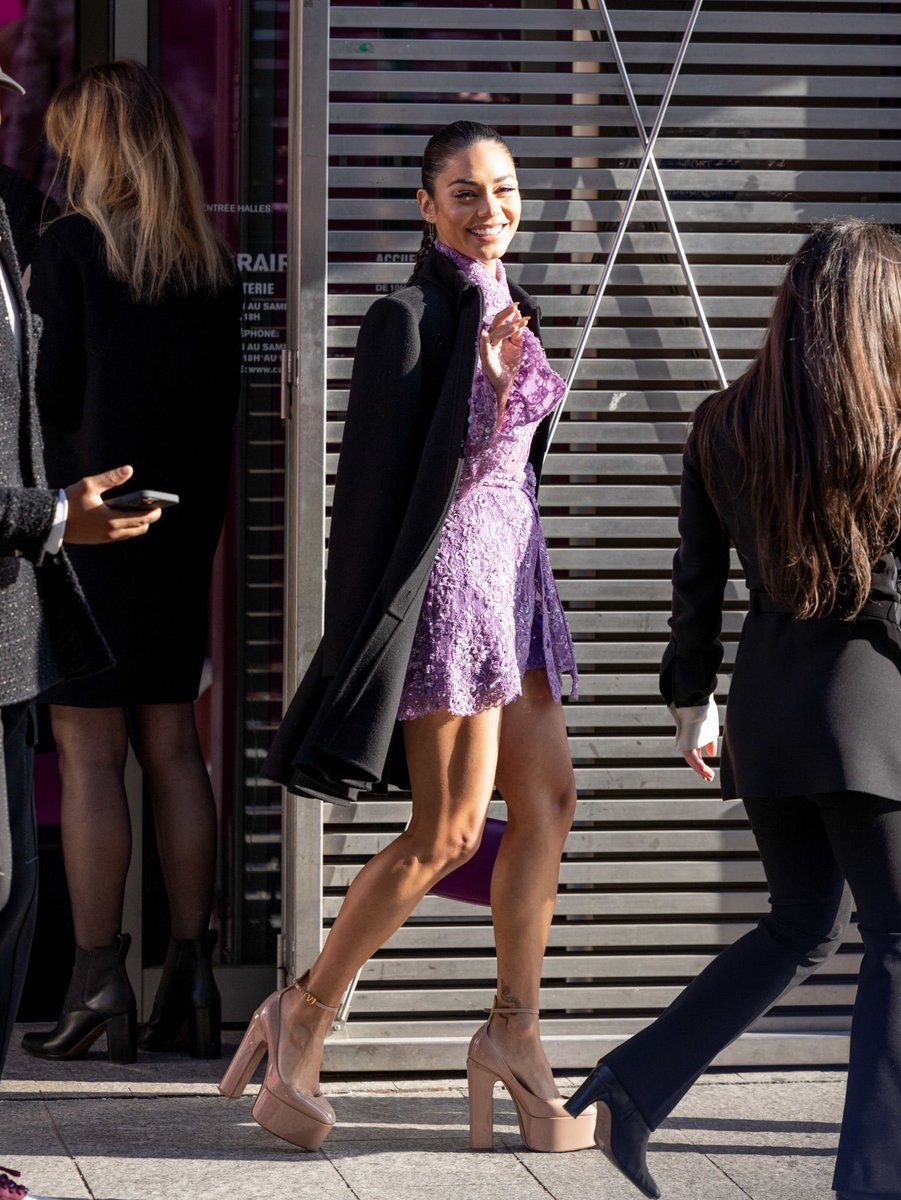 SourceHudgensFR's tweet photo. 📸| Vanessa Hudgens au défilé Valentino Pink PP Women's Wear à la Fashion Show @ Paris - 6 mars. https://t.co/3evDo6HS58